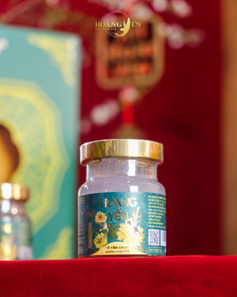 tổ yến chưng trong hộp quà yến sào cao cấp
