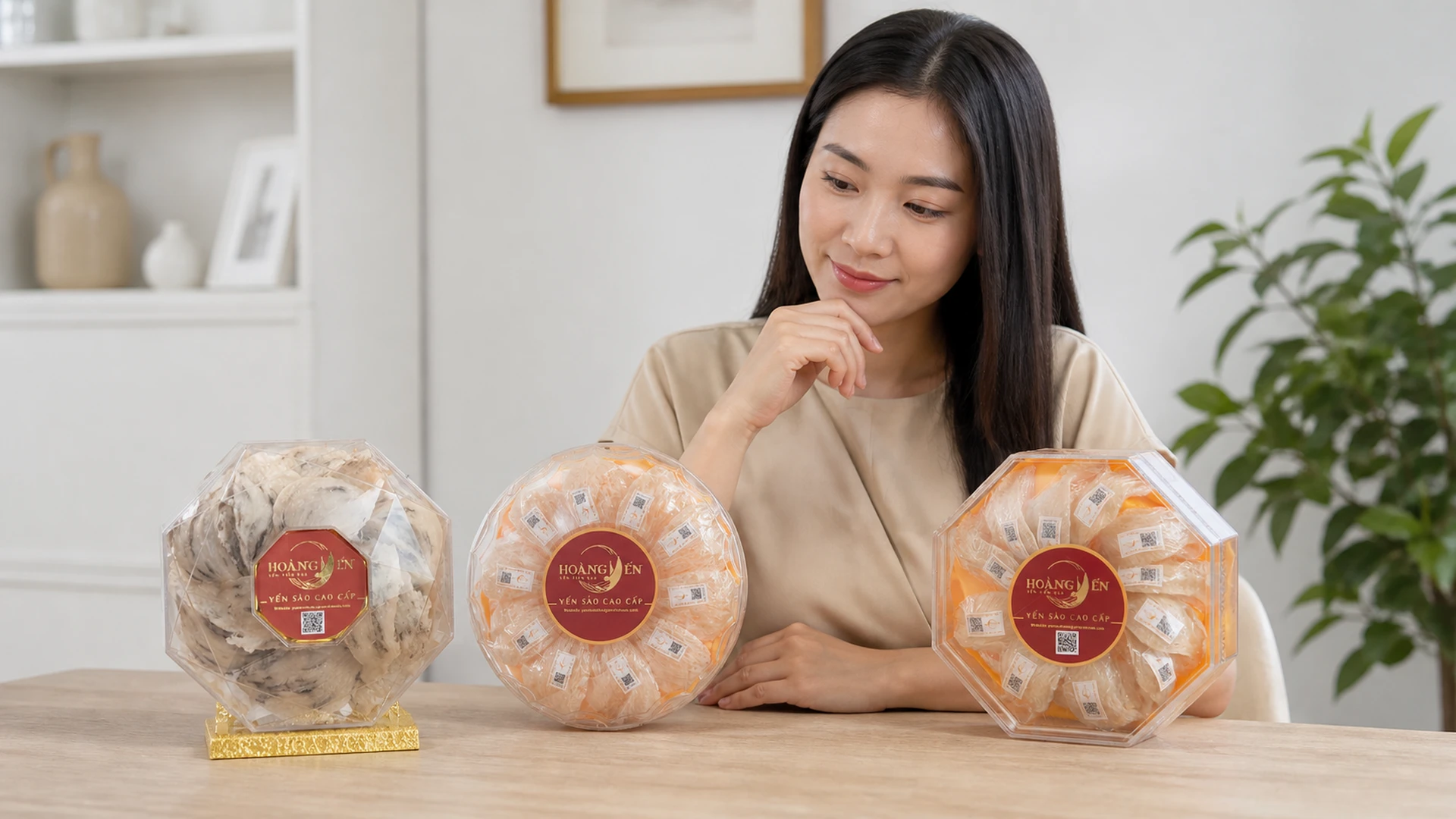 Người mua so sánh yến thô và yến tinh chế cùng yến rút lông khô