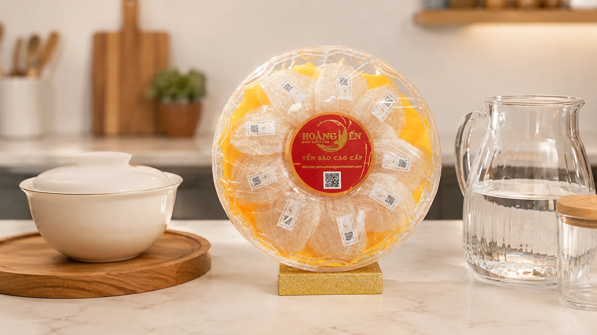 Hộp tổ yến Hoàng Yến cạnh thố sứ và bình nước trong căn bếp sạch
