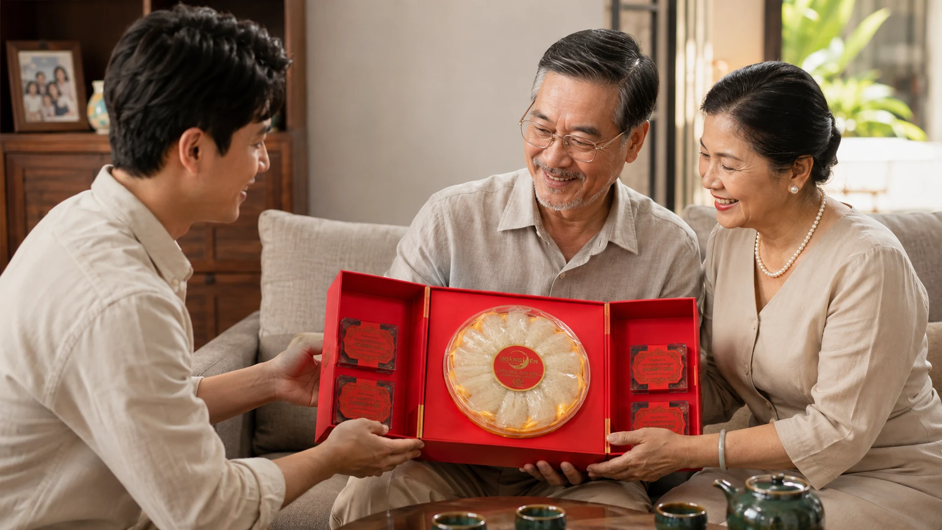 Người con trao hộp quà yến sào Hoàng Yến cho bố mẹ