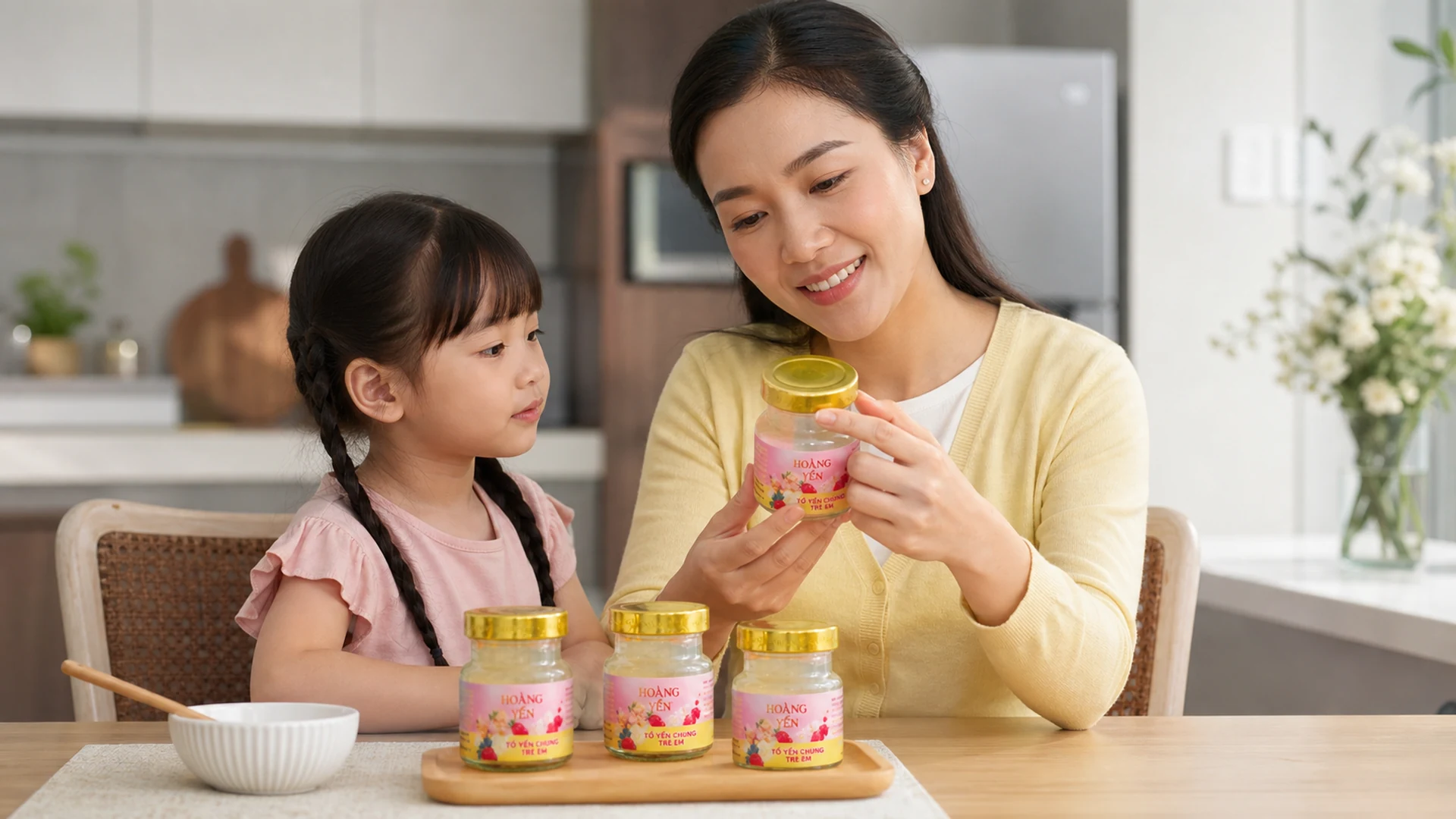Người mẹ đọc nhãn hũ yến chưng cho trẻ em trước khi sử dụng