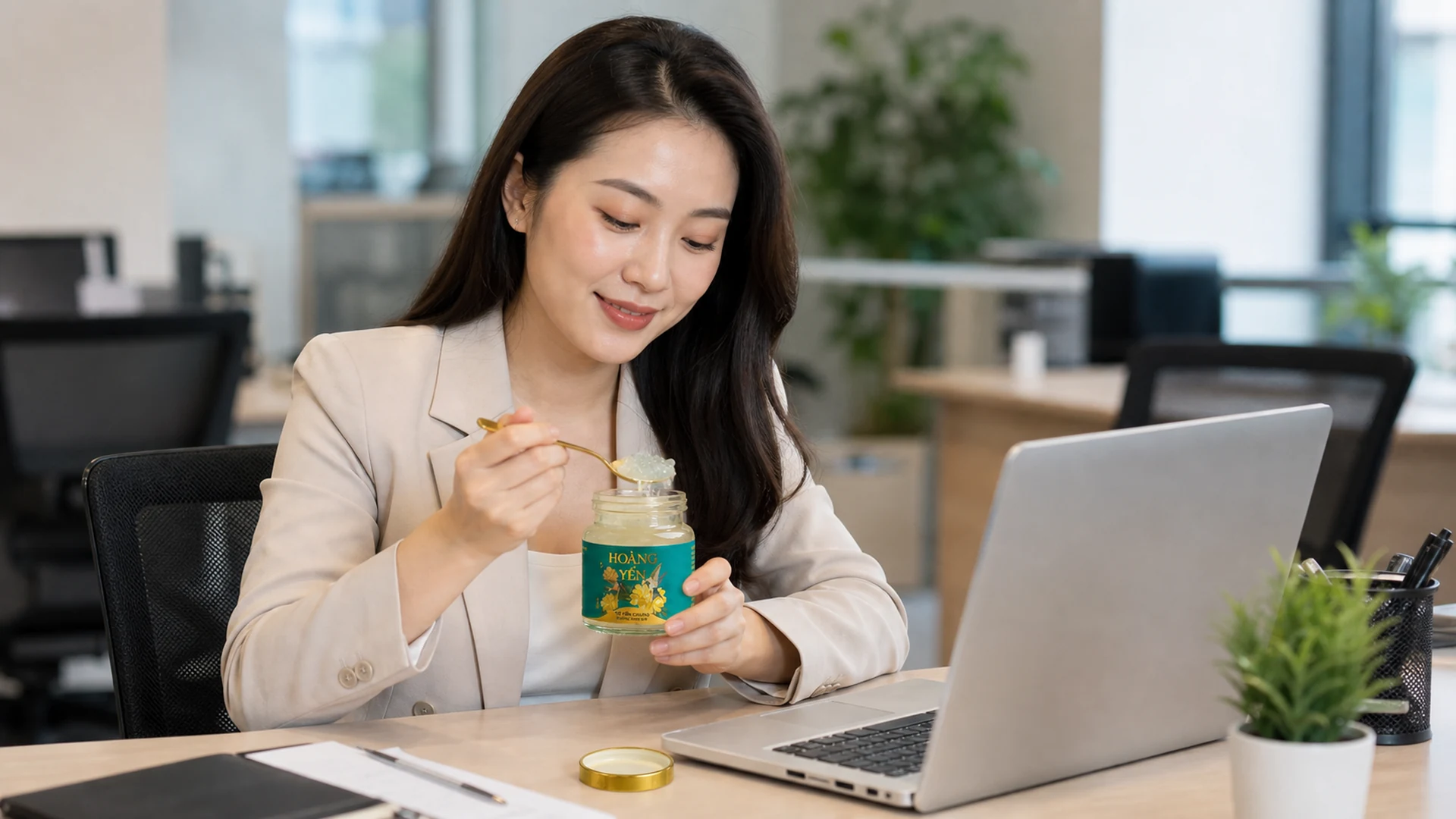 Người phụ nữ dùng yến chưng sẵn Hoàng Yến trong giờ nghỉ tại văn phòng