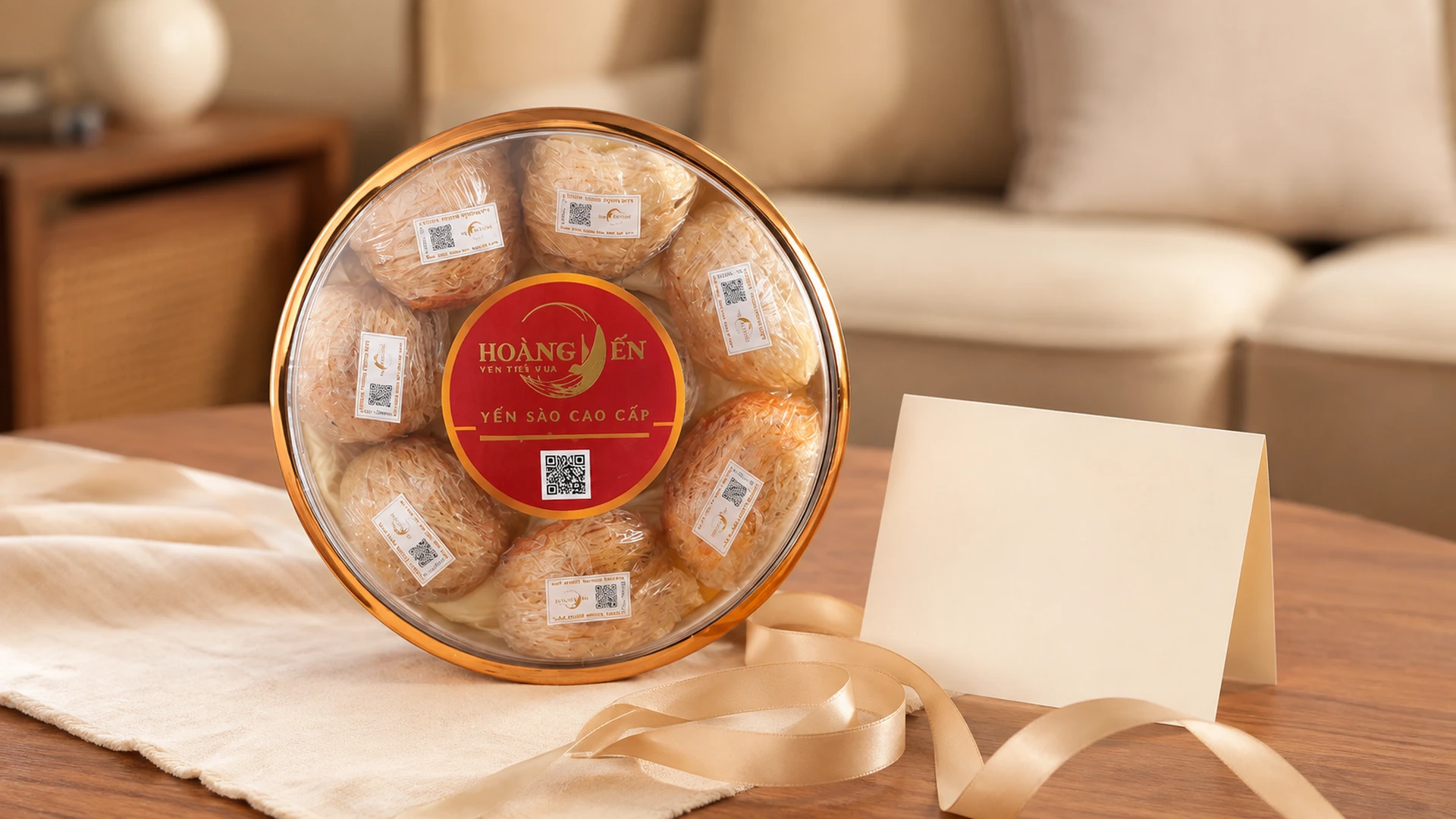 Hộp yến Hoàng Yến cạnh thiệp trắng và ruy băng màu be để gợi ý quà biếu