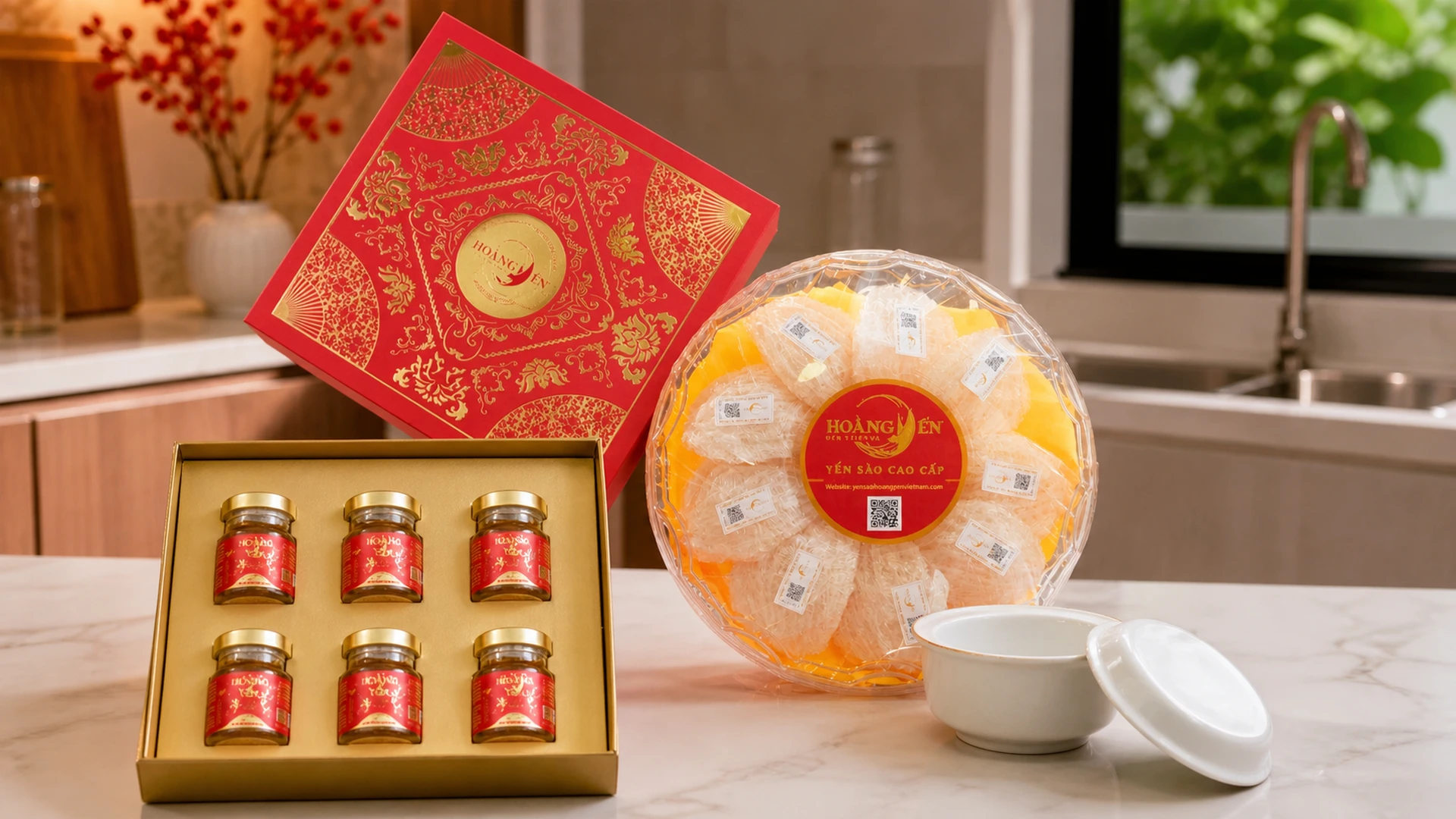 Hộp tổ yến Hoàng Yến và hộp yến chưng đặt cạnh thố sứ trong căn bếp gia đình