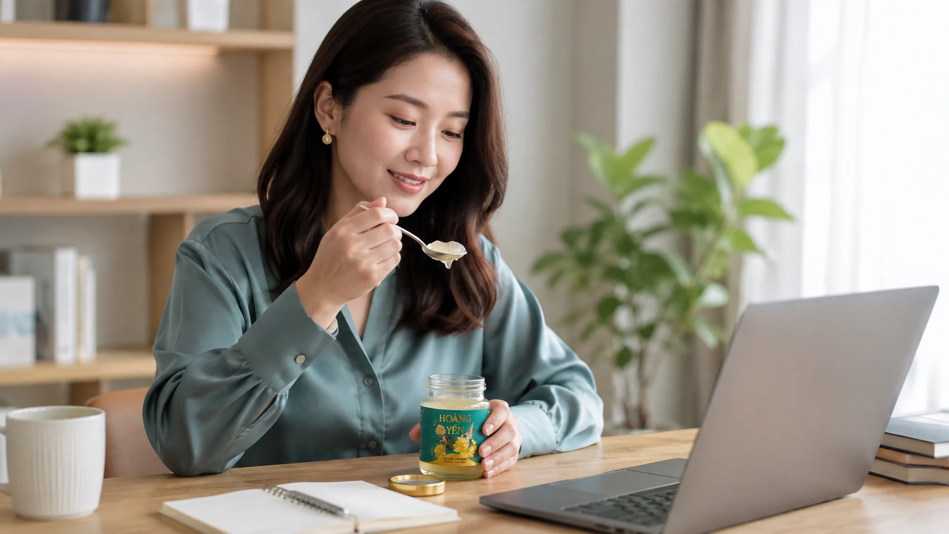 Người bận rộn dùng yến chưng đường phèn Hoàng Yến tại bàn làm việc